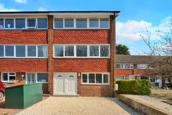 2 Bedroom Maisonette To Rent In Kelvinbrook, West Molesey, KT8