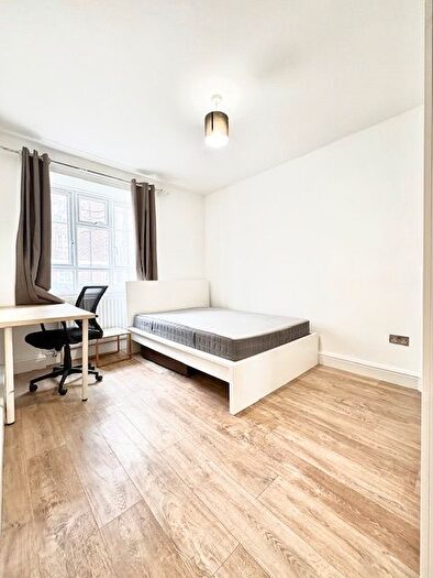 3 Bedroom Flat To Rent In Mackenzie Close, London, W12