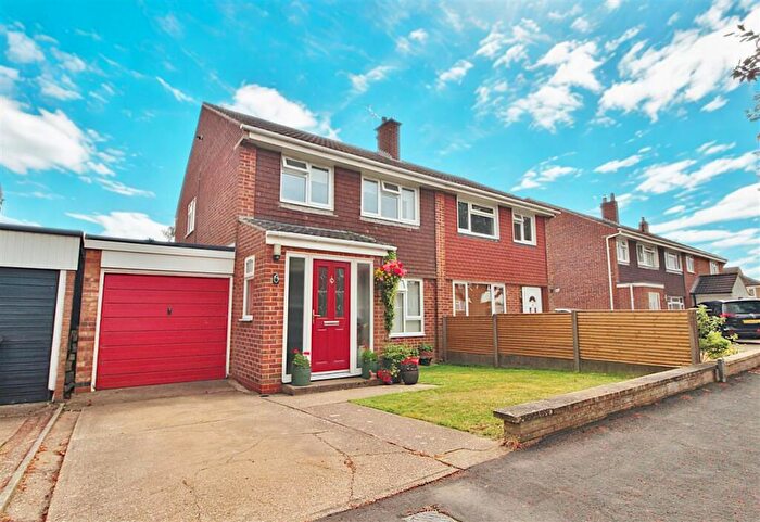 3 Bedroom Semi-Detached House For Sale In Lynden Avenue, Grantham, NG31