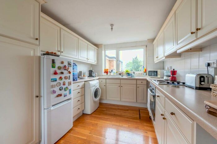 2 Bedroom Flat To Rent In Beulah Hill, Crystal Palace, London, SE19