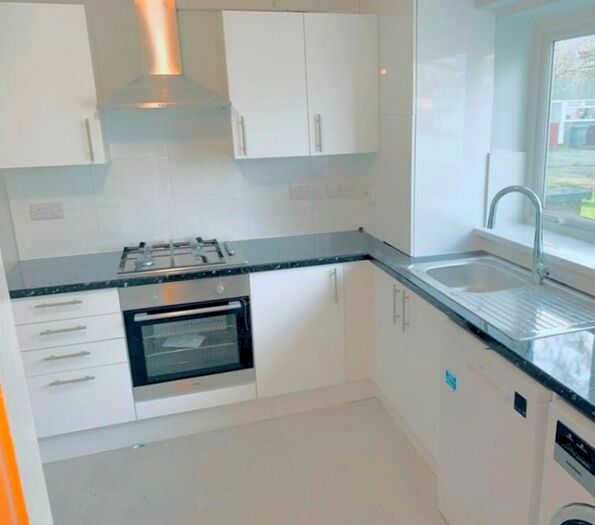 3 Bedroom End Of Terrace House To Rent In Routh Lane, Tilehurst, RG30