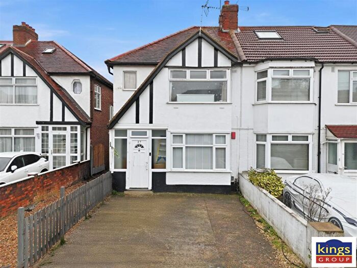 2 Bedroom Maisonette For Sale In Frederick Crescent, Enfield, EN3