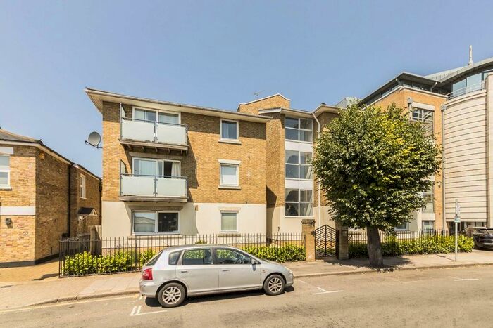 2 Bedroom Flat To Rent In Hartfield Crescent, London, SW19