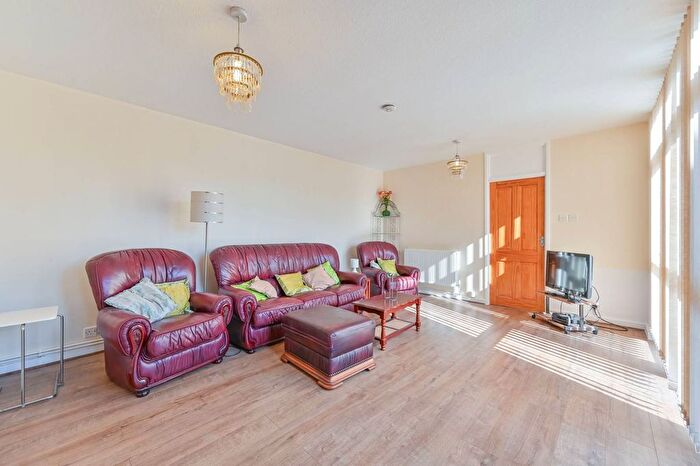 3 Bedroom Flat To Rent In Cherry Laurel Walk, Brixton Hill, London, SW2