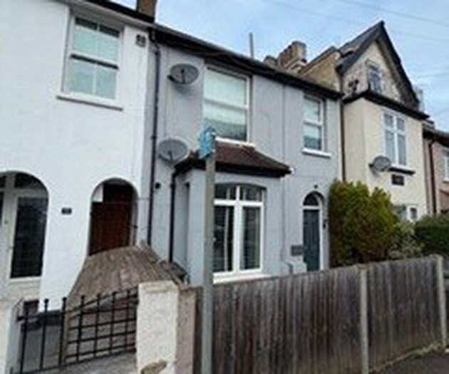 2 Bedroom Flat To Rent In Washington Road, Worcester Park, KT4
