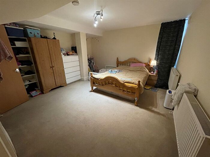 2 Bedroom Property To Rent In Southfield Road, Chiswick, W4
