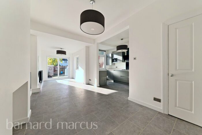 4 Bedroom House To Rent In Kings Avenue, New Malden, KT3