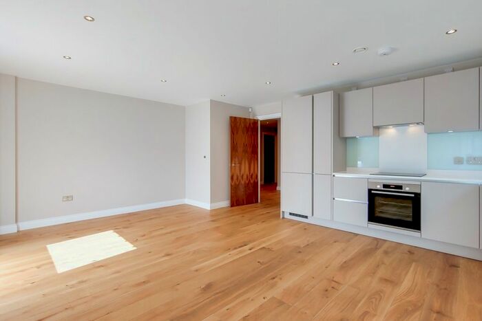 3 Bedroom Flat To Rent In Holloway Road, London, N19