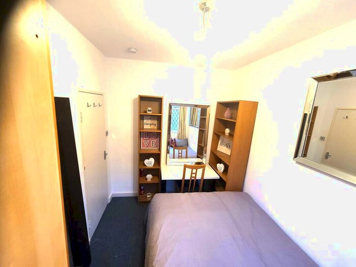 Studio To Rent In Kings Road, London, SW10