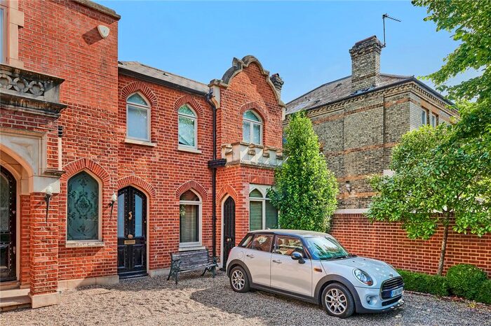 2 Bedroom Flat To Rent In Upper Richmond Road, Putney, London, SW15