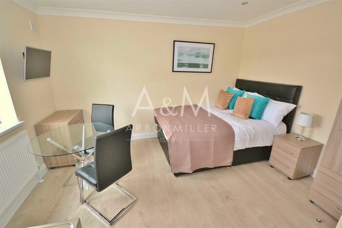 Studio To Rent In Clayhall, IG5