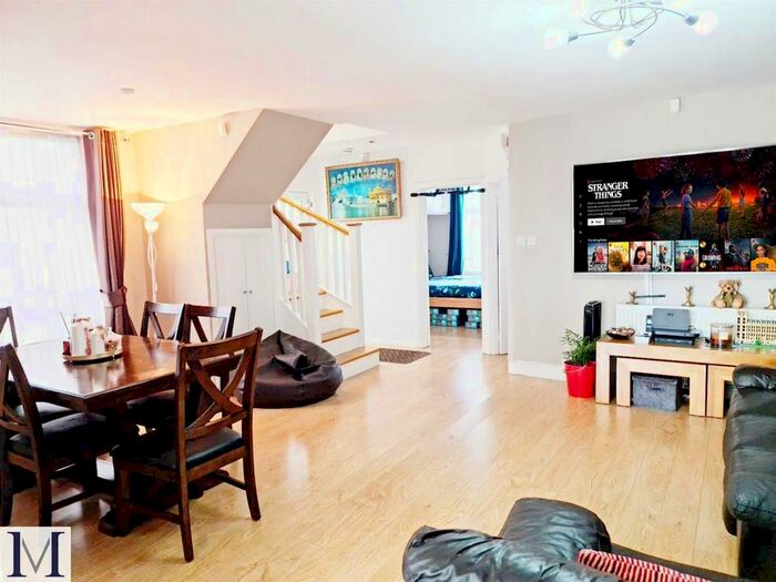 4 Bedroom Semi-Detached Bungalow To Rent In Pinkwell Avenue, Hayes, UB3