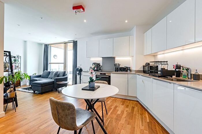 2 Bedroom Flat For Sale In St Marks Square, Bromley, Bromley, BR2