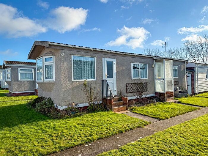 1 Bedroom Mobile/park Home For Sale In Meadowview Park, St Osyth Road, Little Clacton, CO16