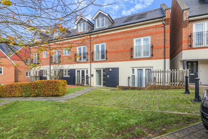 2 Bedroom Flat To Rent In Weatherill Close, Guildford, Surrey, GU1