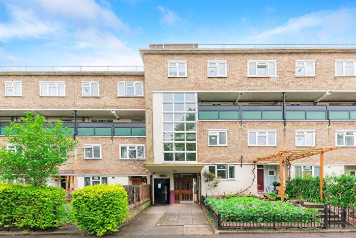 3 Bedroom Flat For Sale In Glen Albyn Road, London, SW19