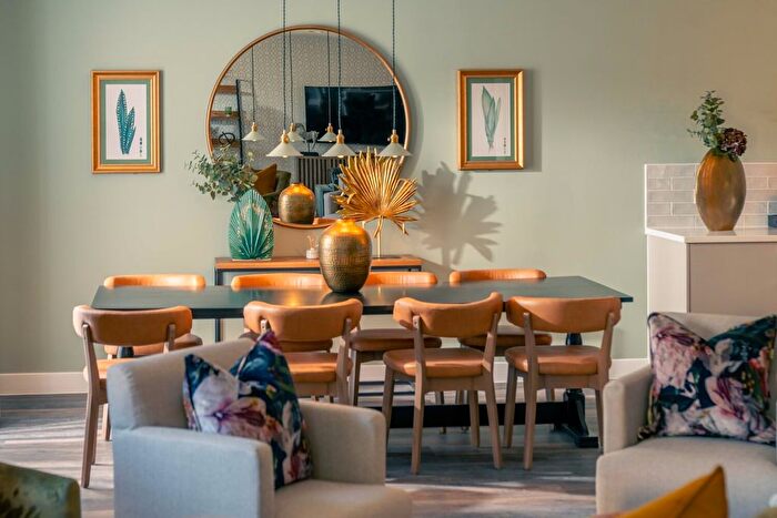 2 Bedroom Flat To Rent In Hook, RG27