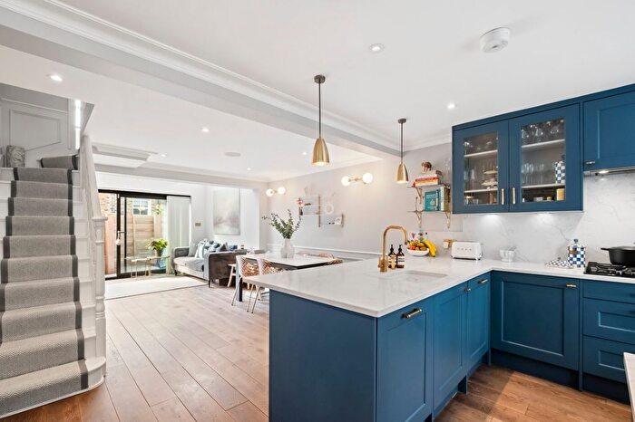 3 Bedroom Terraced House For Sale In Whistler Street, Highbury, N5