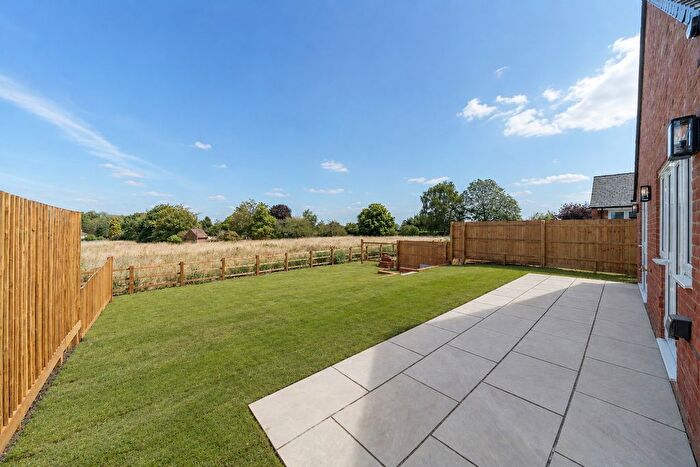3 Bedroom Property For Sale In Eythrope Road, Stone, Aylesbury, HP17