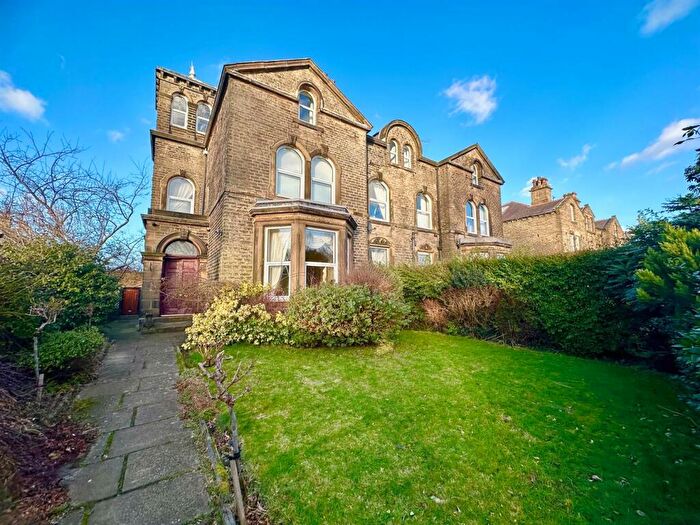 6 Bedroom Semi-Detached House For Sale In Glenmaye, Savile Park, Halifax, HX1