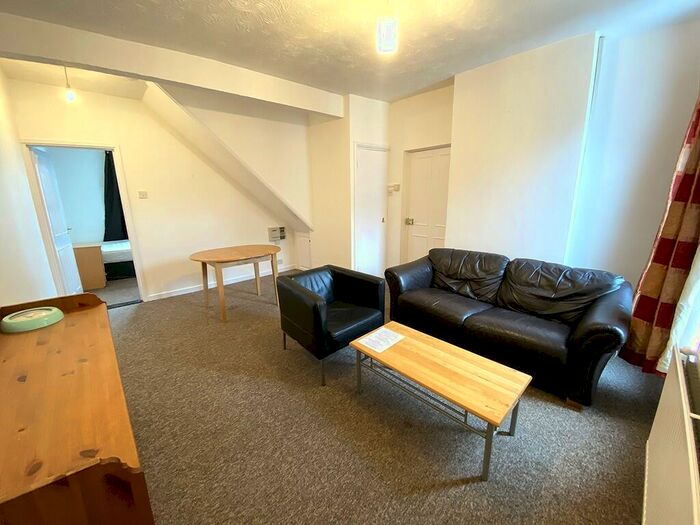 2 Bedroom Flat To Rent In Albert Road, Southsea, PO5