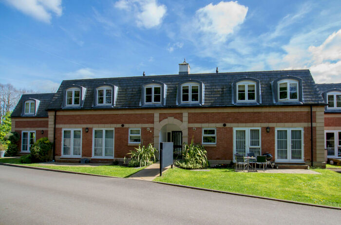 2 Bedroom Flat To Rent In The Pavilions, Crabbetts Park, Worth, RH10