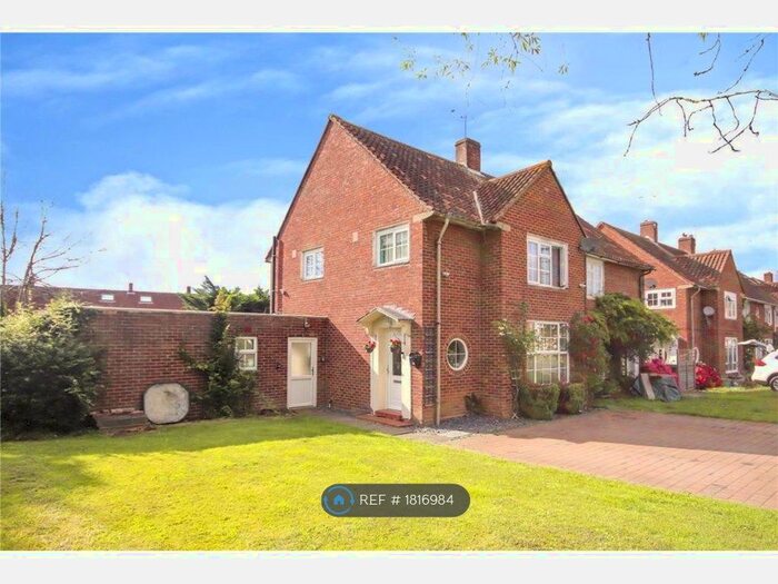 3 Bedroom Semi-Detached House To Rent In Clintons Green, Bracknell, RG42