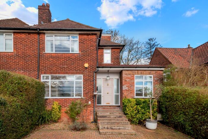 5 Bedroom Semi-Detached House To Rent In Sunnyfield London, NW7