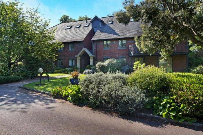 2 Bedroom Flat To Rent In Woburn Hill Park, Addlestone, KT15