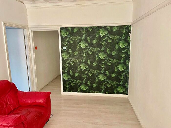 2 Bedroom Flat To Rent In London Road, Westcliff-On-Sea, Essex, SS0