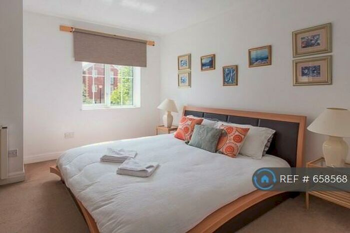 3 Bedroom Maisonette To Rent In Shearman Place, Cardiff, CF11