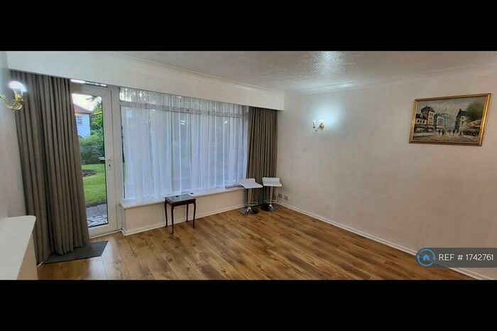 2 Bedroom Flat To Rent In Cavendish Court, Salford, M7