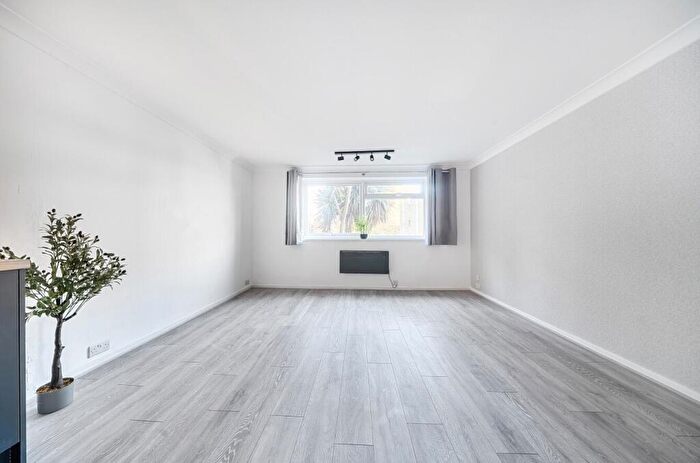 2 Bedroom Flat To Rent In Anson Drive, SO19