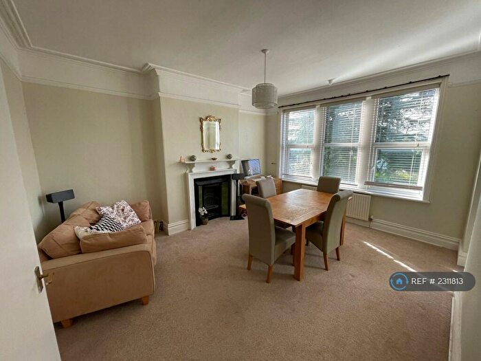 4 Bedroom Flat To Rent In Street Lane, Leeds, LS8