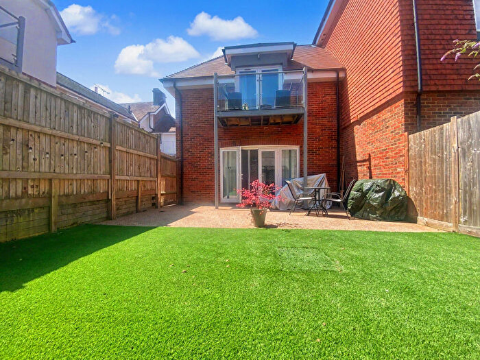 1 Bedroom Flat For Sale In Brookwood, Woking, GU24