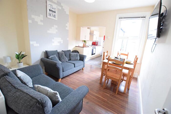 2 Bedroom Terraced House To Rent In Peel Steet - Student House - /, LN5