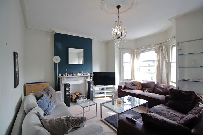 2 Bedroom Flat To Rent In Dalberg Road, London, SW2