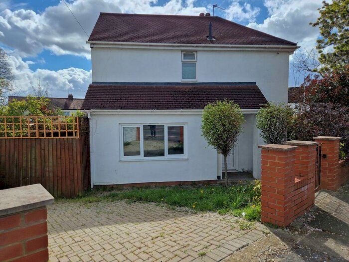 2 Bedroom House To Rent In Woodford, IG8