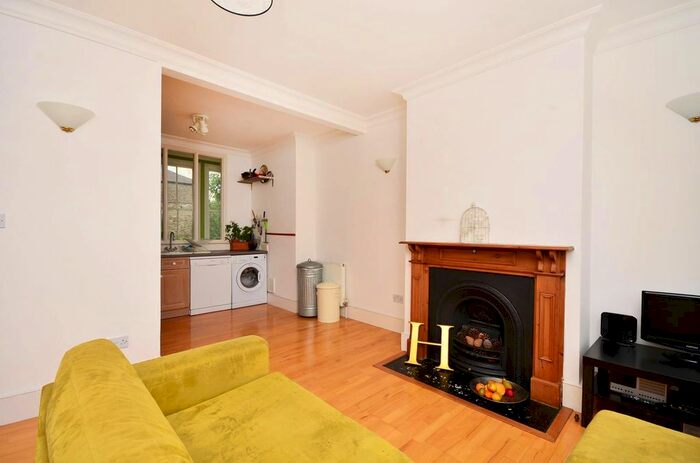 2 Bedroom Flat To Rent In Tottenham Road, De Beauvoir Town, London, N1