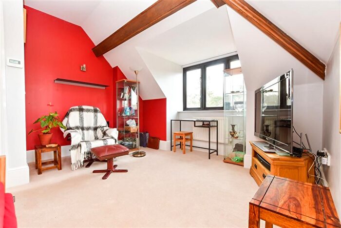 1 Bedroom Flat For Sale In Coombe Hall Park, East Grinstead, West Sussex, RH19