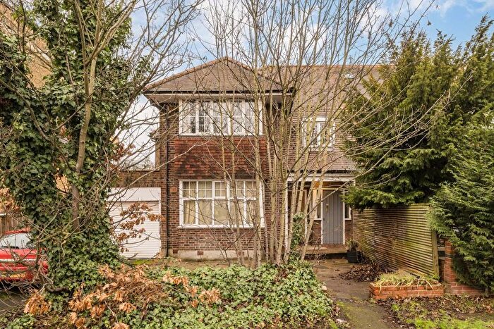 2 Bedroom Flat For Sale In Gunnersbury Avenue, Ealing, W5