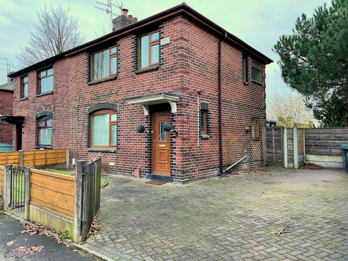 3 Bedroom Semi-Detached House To Rent In Kingston Drive, Oldham, OL2