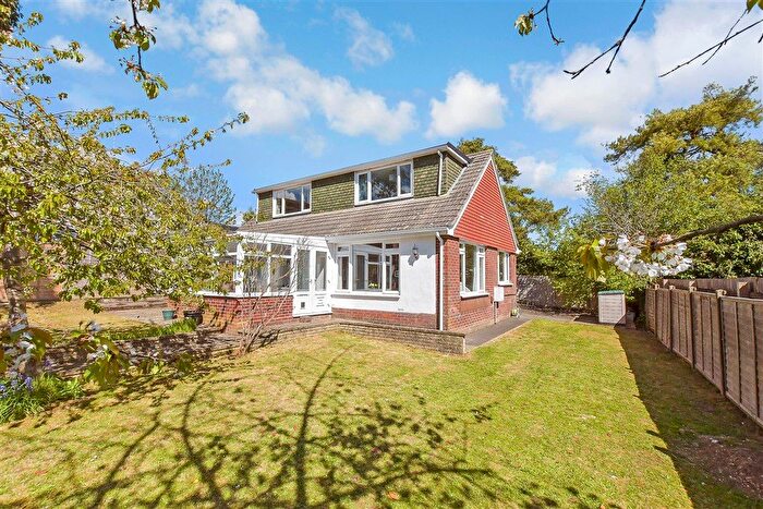4 Bedroom Detached Bungalow For Sale In Green Lane, Clanfield, Waterlooville, Hampshire, PO8