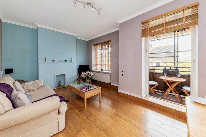 3 Bedroom Flat To Rent In Pembroke House, Toland Square, Roehampton, SW15