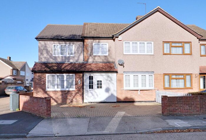 4 Bedroom Semi-Detached House For Sale In Kenway, Rainham, RM13