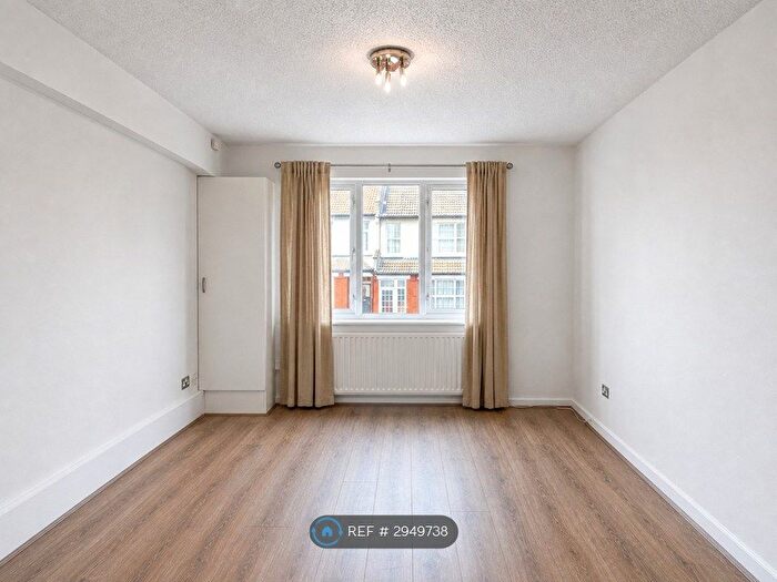 1 Bedroom Flat To Rent In Spicer Court, Enfield, EN1