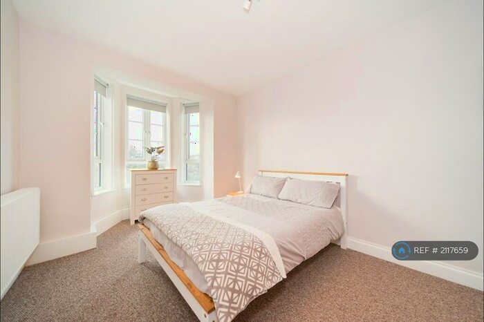 3 Bedroom Flat To Rent In Felbridge House, London, SE22