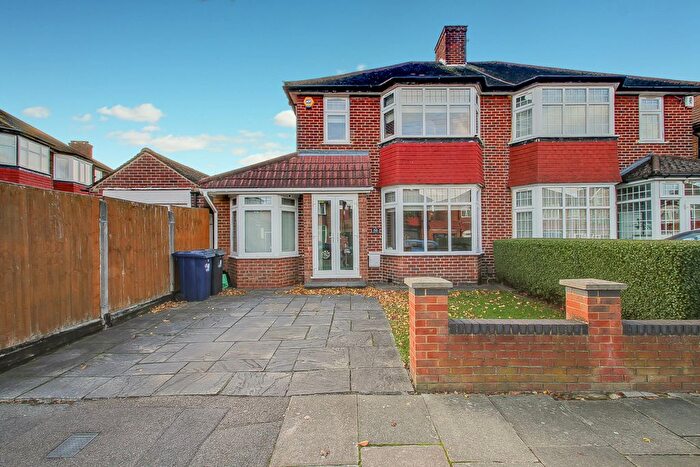 4 Bedroom Semi Detached House For Sale In Oakwood Crescent, Greenford, UB6