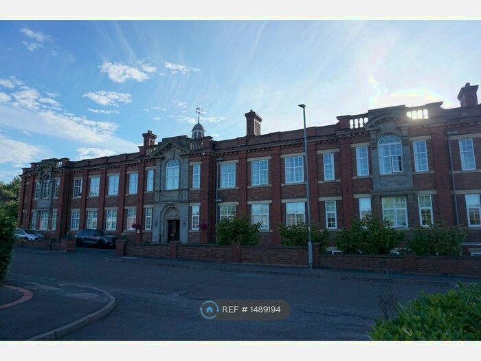 3 Bedroom Flat To Rent In Hartsbridge Road, Oakengates, Telford, TF2