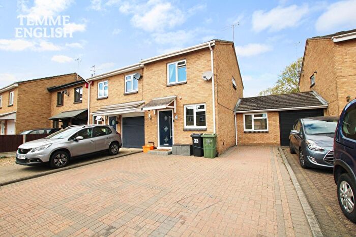 3 Bedroom End Of Terrace House For Sale In Queens Road, Steeple View, SS15